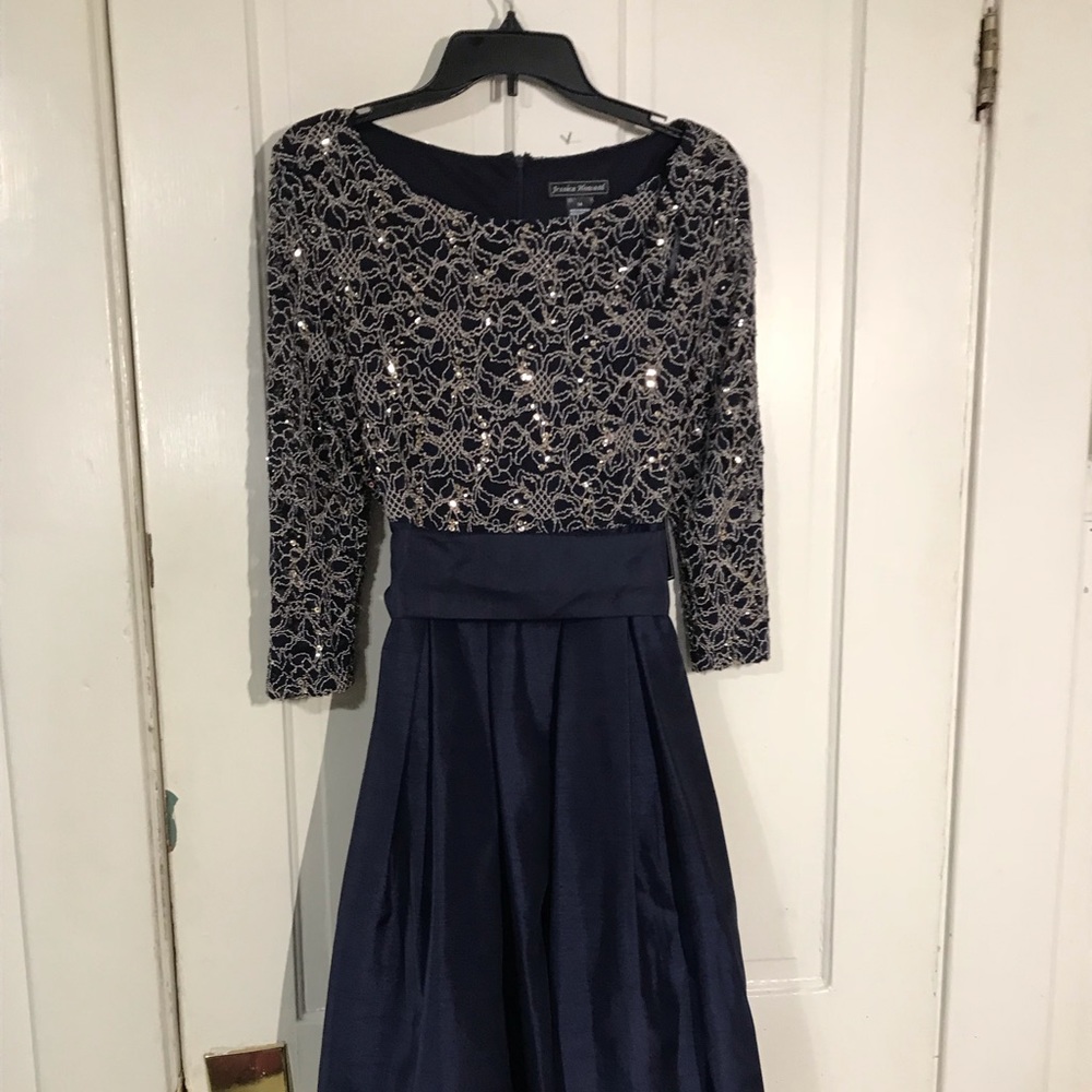 Evening gown in navy blue with gold